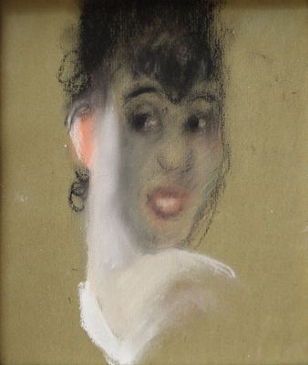 portrait d'une femme en robe blanche aux cheveux noirs