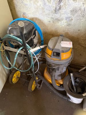 une machine posée sur le sol à côté d'un mur