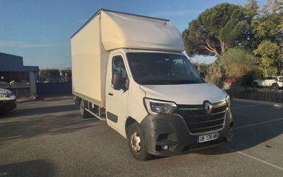 un camion blanc garé dans un parking
