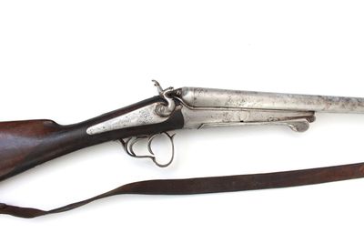 un vieux fusil avec une poignée en bois sur fond blanc