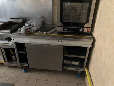 une cuisine équipée d'une cuisinière, d'un four et d'un lave-vaisselle