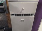 une petite armoire sur laquelle est posé un ordinateur