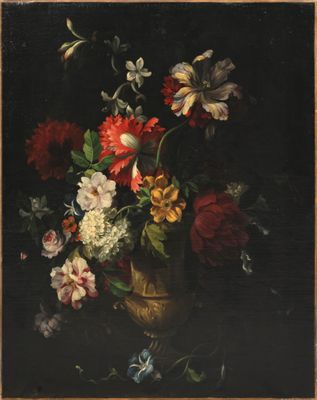 une peinture représentant des fleurs dans un vase doré sur fond noir
