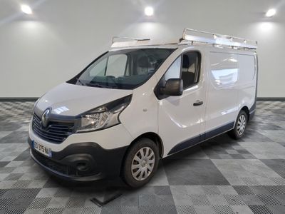 la photo d'une camionnette blanche garée dans une pièce