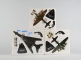 quatre types d'avions différents exposés dans une boîte