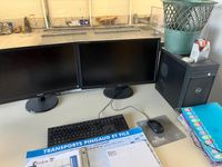 un ordinateur DELL avec deux écrans IIYAMA et PHILIPS