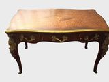 une petite table avec un plateau en bois et des décorations dorées