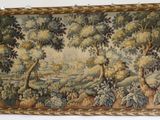une image d'une tapisserie accrochée au mur d'une pièce