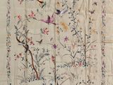 un grand morceau de tissu orné d'oiseaux et de fleurs