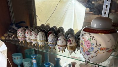de nombreux vases et tasses exposés dans une vitrine