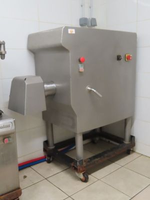 une machine qui se trouve dans le coin d'une pièce