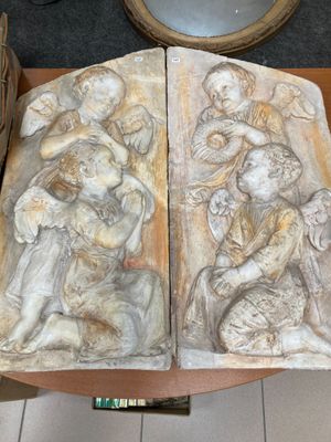 un livre posé sur une table devant un miroir