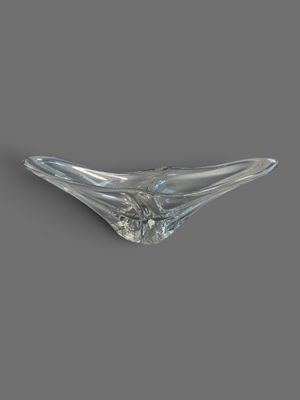 un gros plan d'un objet en verre posé sur une surface grise