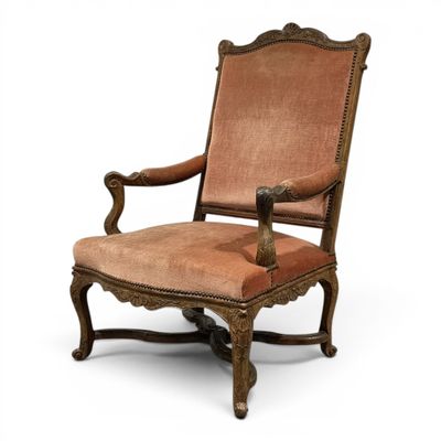 une vieille chaise avec une assise rembourrée marron et une assise rembourrée marron