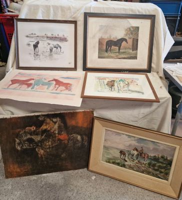 plusieurs reproductions, encadrées ou non, représentant des chevaux, posées sur une table