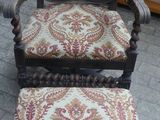 un fauteuil et un pouf dans un magasin proposant un large choix de meubles