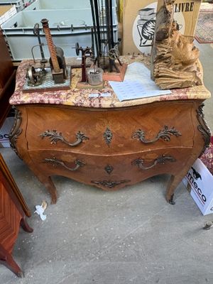 une commode sur laquelle est posée une horloge