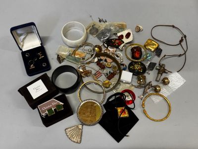 une pile de bijoux assortis sur une table
