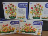 trois cartons de pots de fleurs posés sur une table en bois