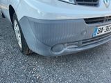 une photo d'une voiture garée sur le bord de la route