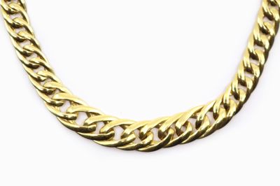 une image représentant un collier à chaîne en or sur fond blanc