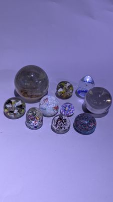 de nombreuses billes de verre posées sur une surface blanche