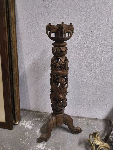 Sellette Indochinoise en bois sculpté de Dragons, d’éléphants et ...