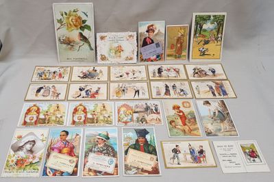 beaucoup de cartes posées sur la table, avec des images dessus