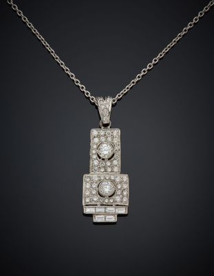 un pendentif en or blanc et diamants sur une chaîne