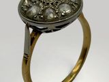 un gros plan d'une bague en or sertie d'une pierre au centre