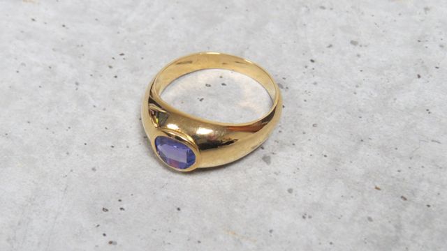 Bague en or jaune 750 millièmes ornée au centre d'une tanzanite d...