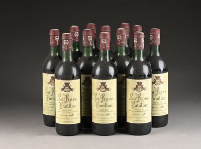 six bouteilles de vin sont alignées sur une table