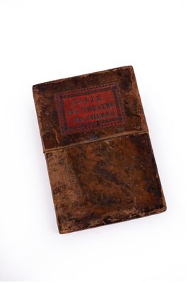 un vieux livre posé sur une table blanche à côté d'une tasse de café