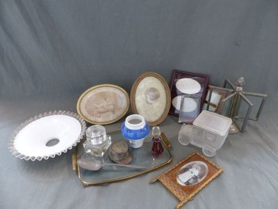 un grand nombre d'objets posés sur une table