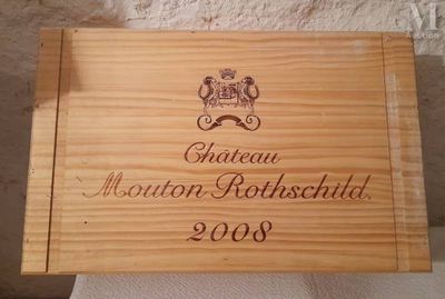 La boîte en bois contient une bouteille de vin et une plaque.