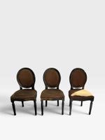 Suite de trois chaises en bois laqué noir, mouluré et sculpt… (photo 2)