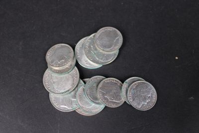une pile de pièces d'argent sur une surface noire