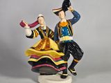 deux figurines représentant un homme et une femme posées sur une boule
