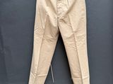 une photo d'un pantalon beige suspendu à une corde à linge