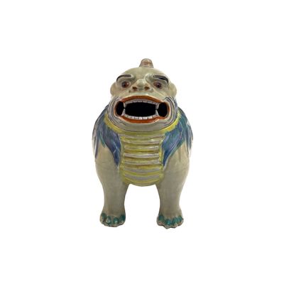 une figurine en céramique représentant une grenouille la bouche ouverte