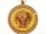 une image représentant un pendentif plaqué or orné d'un cheval et d'un vase