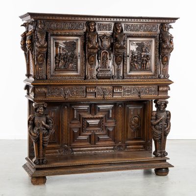 une vieille armoire en bois ornée de sculptures sur la façade