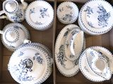une boîte remplie d'assiettes et de tasses en porcelaine bleue et blanche