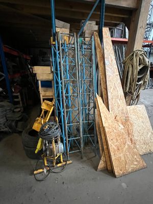 Plusieurs panneaux de contreplaqué sont empilés dans un garage