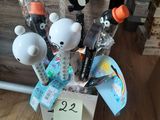 une boîte contenant des stylos et des crayons, posée par terre