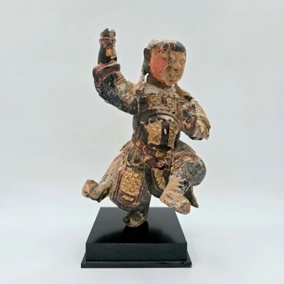 une image représentant une statue d'un homme tenant un oiseau