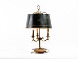une lampe munie d'un abat-jour noir