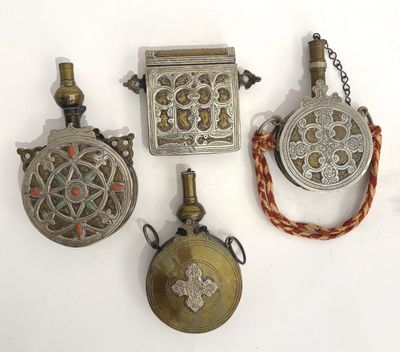 Ensemble de trois poires à poudre circulaires, Maroc, XXe si…