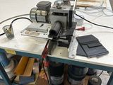 une machine posée sur une table dans une usine