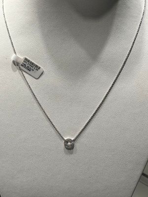 Collier en métal argenté avec un pendentif en diamant, présenté sur un mannequin blanc